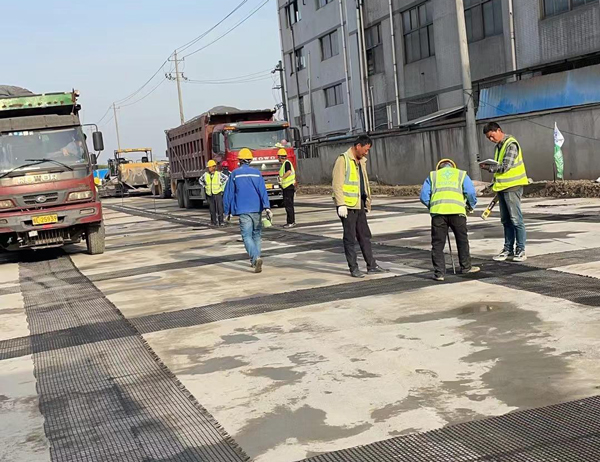 宾阳老材料的新故事：玻璃纤维土工格栅如何在‘白改黑’浪潮中重获新生？